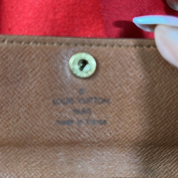 Authentic LOUIS VUITTON authentic monogram LV  4 key holder cles preloved - Picture 9 of 9